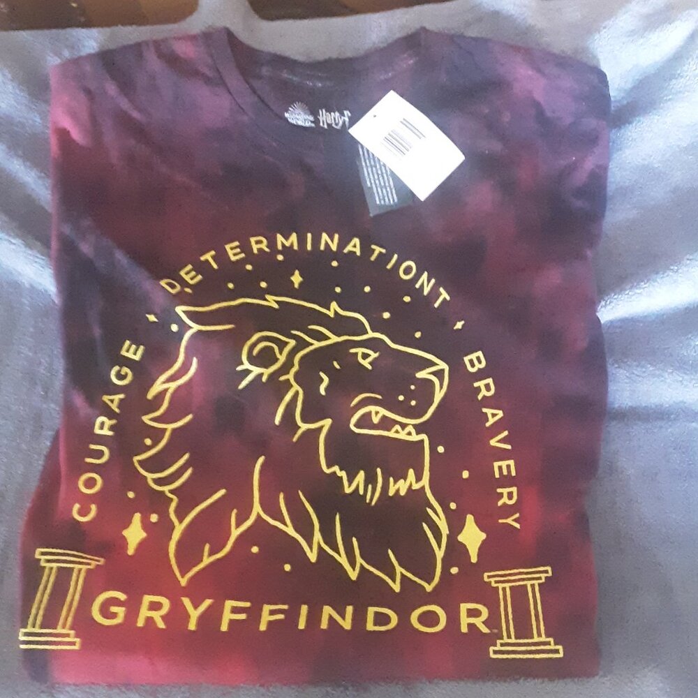 NWT - "HARRY POTTER" Gryffindor Short Sleeve T-shirt - XL - Red